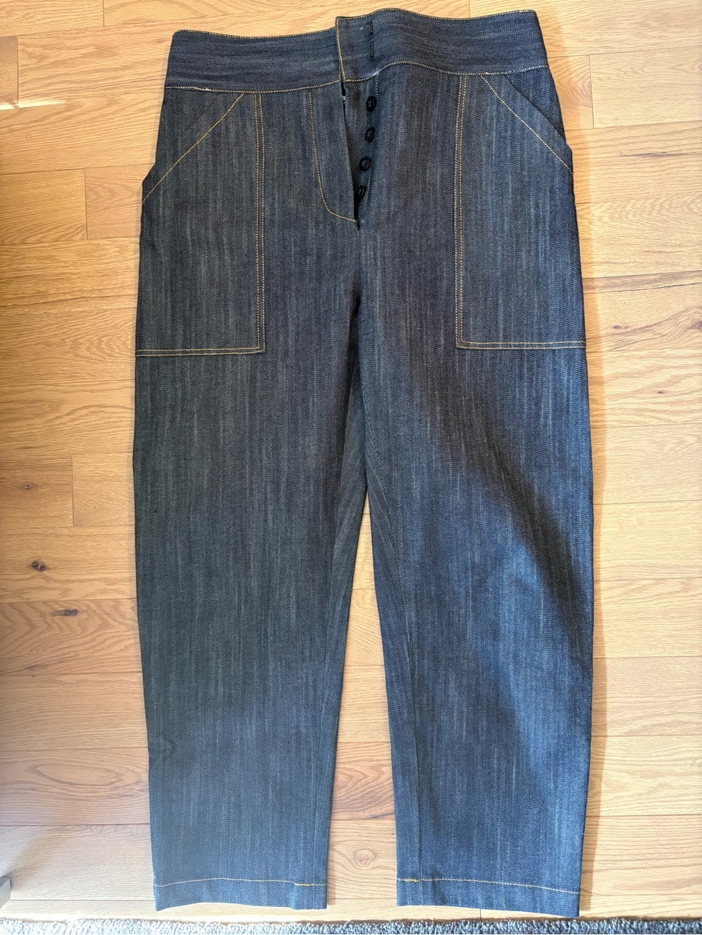 Selvedge dark blue denim tapered ankle jeans with contrast stitching